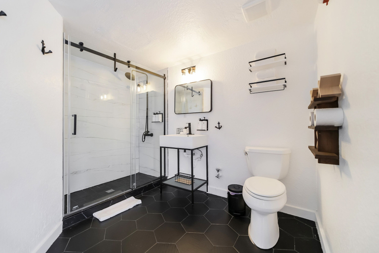 Bathroom 2, The Victoria Hotel, Broward