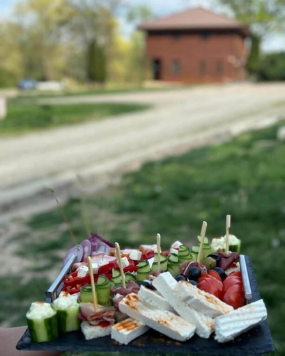 Food and drink, Lac sub Soare, Iordacheanu