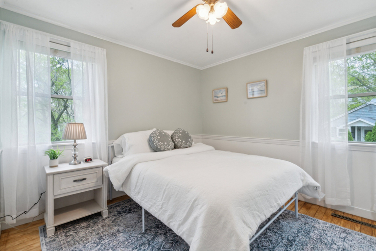 Room 5, Coastal Comfort With Stunning Harbor Views 3 Bedroom Home, Plymouth