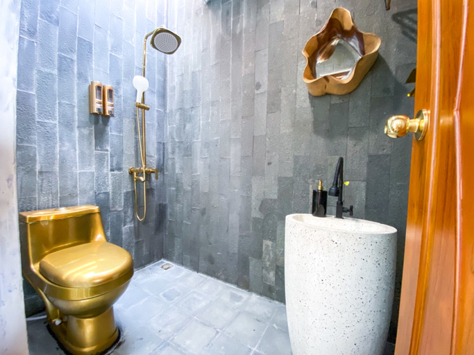 Bathroom 4, Ubu Villa Tropicola, Sleman