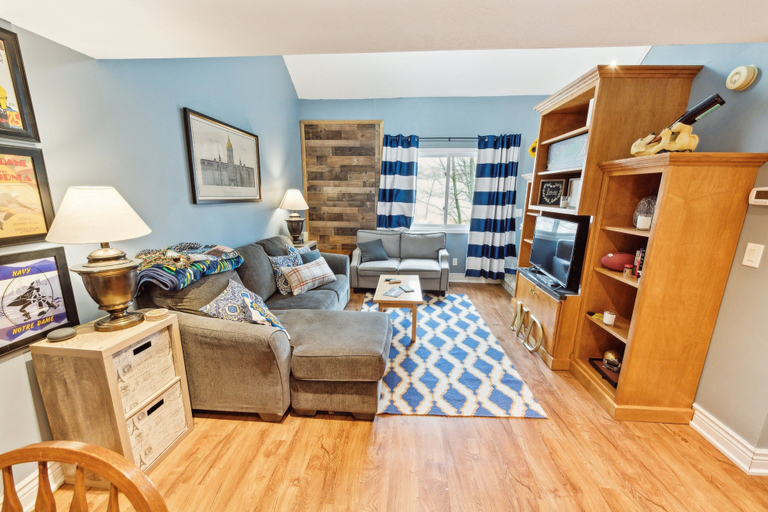 Living area 5, Stylish Notre Dame Condo Sleeps 6 2 Bedroom Condo, Saint Joseph