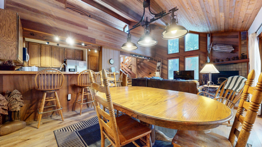 Dining 2, Tennis Village 14 Pet-Friendly, Spacious, Comfortable, Great Complex Amenities by RedAwning, Mono