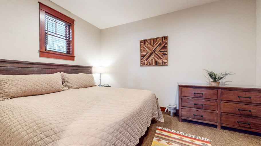 Room 5, Timbers #2 4 Bedroom Townhouse, Mono