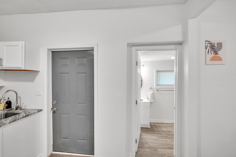 Interior 2, Quiet Family Home - Downtown, Pet Friendly, 4 Beds, Wake
