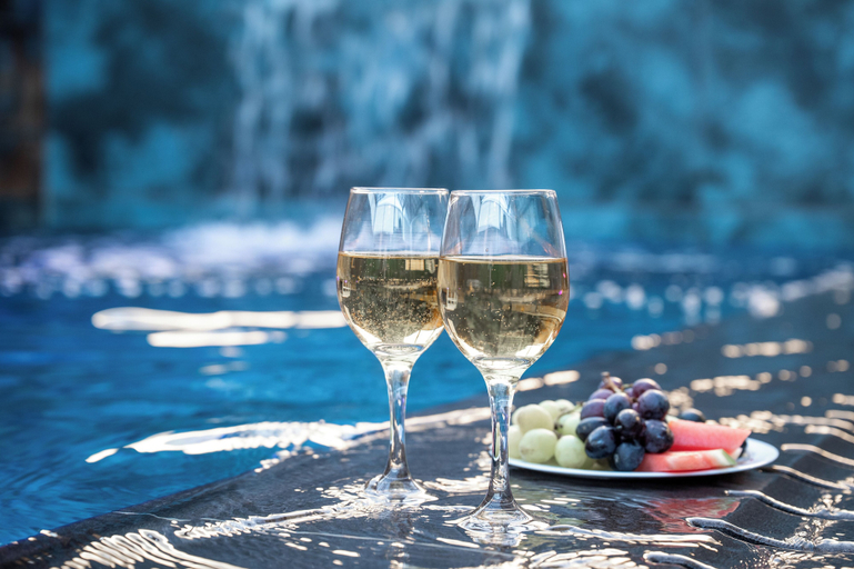 Food & Drinks 4, Naomi Boutique Suites