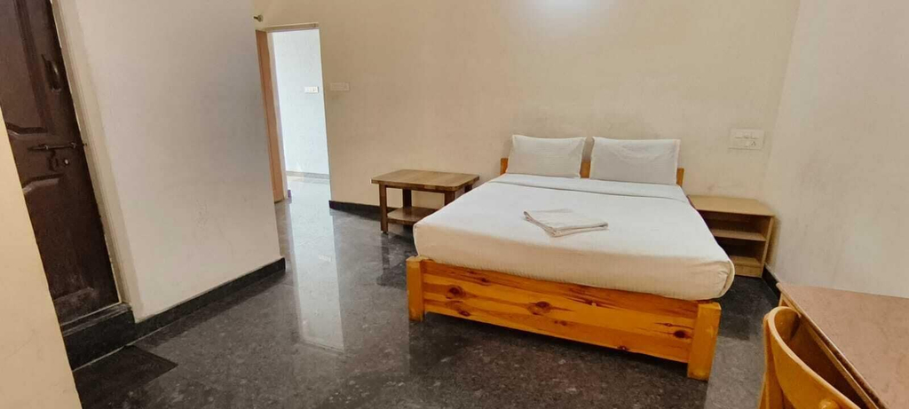 Room 3, Stayz Royale Mysuru - Near Mysuru Palace, Mysore