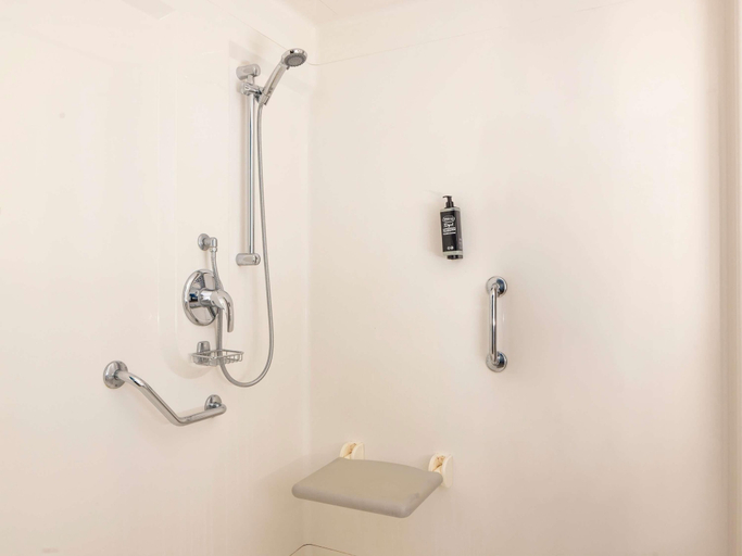 Bathroom 3, ibis budget Bourg en Bresse, Ain