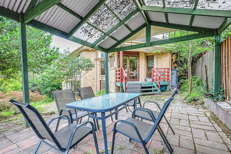 Outdoor dining 5, StayAU Comfy Two-Story with Pool Table, Melbourne