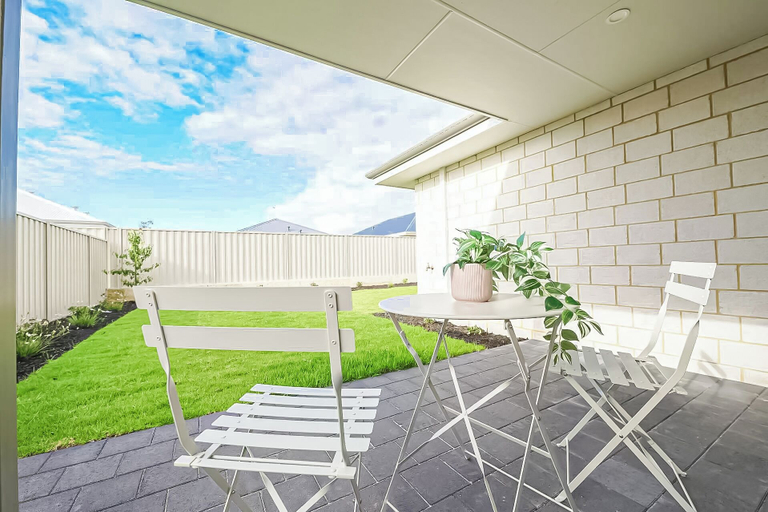 Outdoor dining, StayAU Family Perfect Beach Getaway, Rockingham