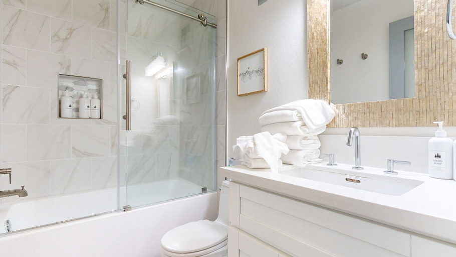 Bathroom 2, Chateau de Montagne 6 Pet-Friendly and Remodeled, On Shuttle Route by RedAwning, Mono