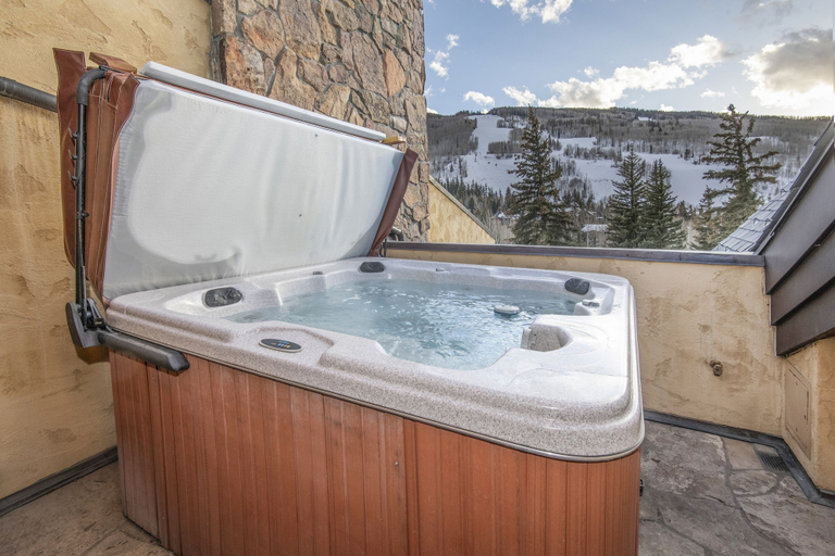 Outdoor spa tub, Vail Mountain View #402 4 Bedroom Condo, Eagle