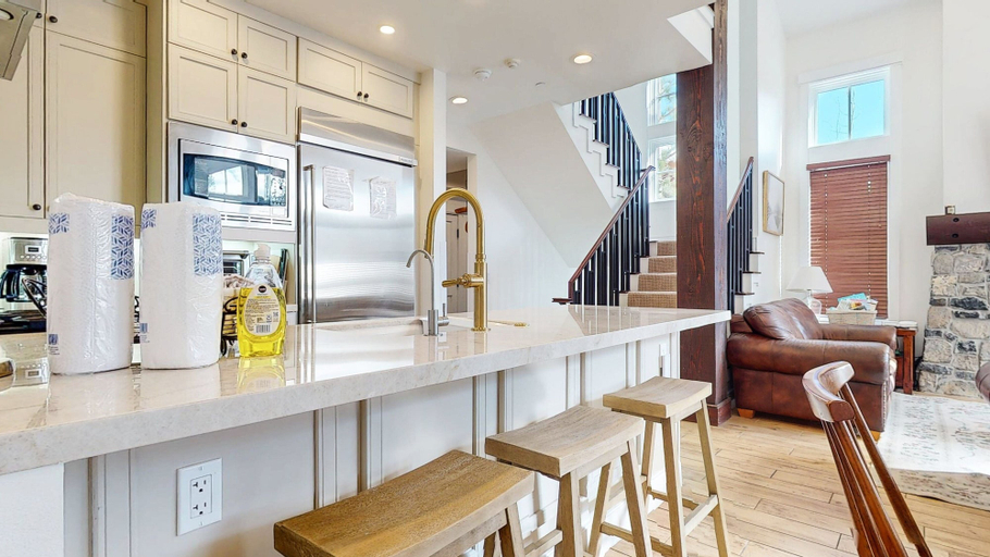 Food & Drinks, Juniper Crest Townhomes, Mono
