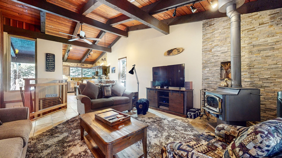 Living area 3, Mammoth Estates #140 2 Bedroom Condo by RedAwning, Mono