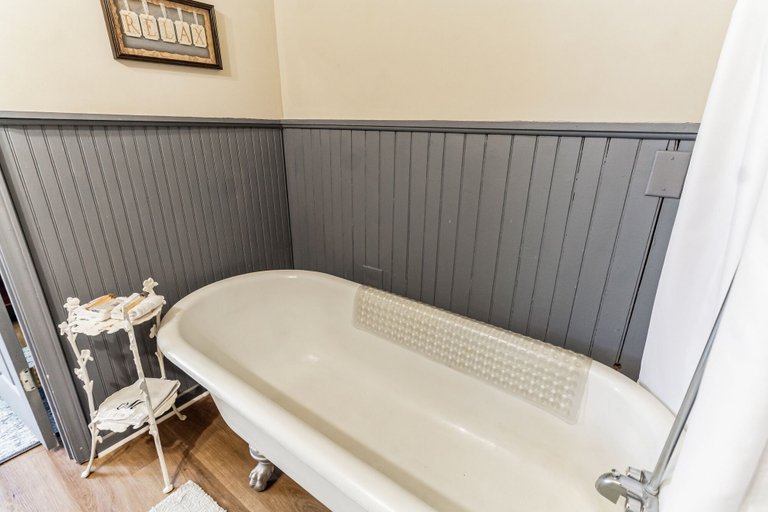 Bathroom 3, Carroll Cottage 1 Bedroom by Main Street Bed & Breakfast, Barren