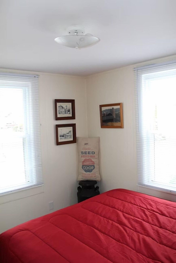 Room 3, Dockside Lake Resort, White