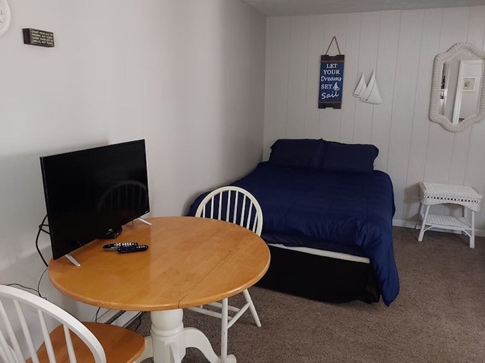 Living area 2, Dockside Lake Resort, White
