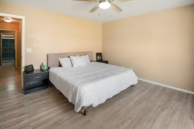Room 5, 3 Bedrooms Near State Farm Stadium Pets, Maricopa