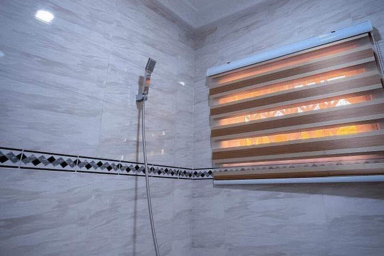 Bathroom 5, House - Sleeps 10 - Parking - Airport Close, Accra