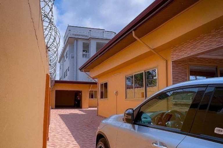 Property grounds 4, House - Sleeps 10 - Parking - Airport Close, Accra