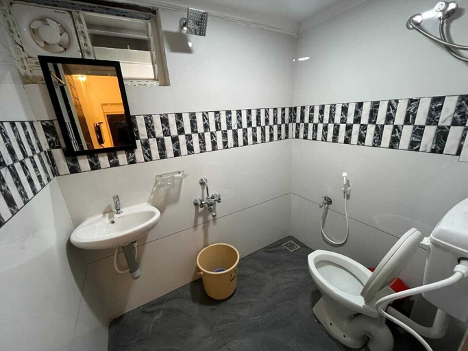 Bathroom 5, Auro Mithra Heritage Stay, Puducherry