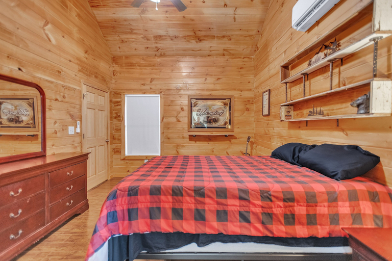 Room 3, Hillside Hideaway 2 Bedroom Cabin, Carter