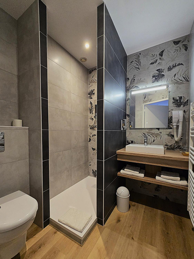 Bathroom 3, Beaune Hotel, Côte-d'Or