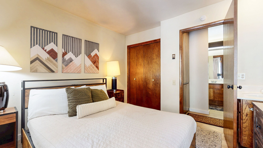 Room 4, Horizons 4 189 Downtown Location On Shuttle Route, Great Complex Amenities by RedAwning, Mono