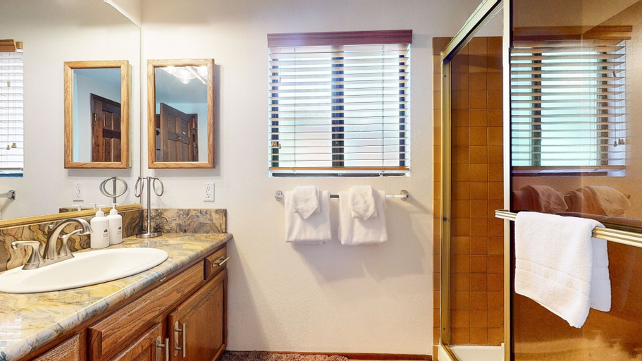 Bathroom 3, Snowflower #75 3 Bedroom Condo by RedAwning, Mono