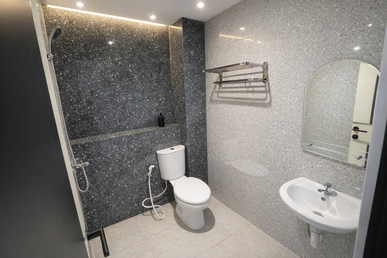 Bathroom 5, Djuragan Kamar Amalfi Papandayan, Semarang