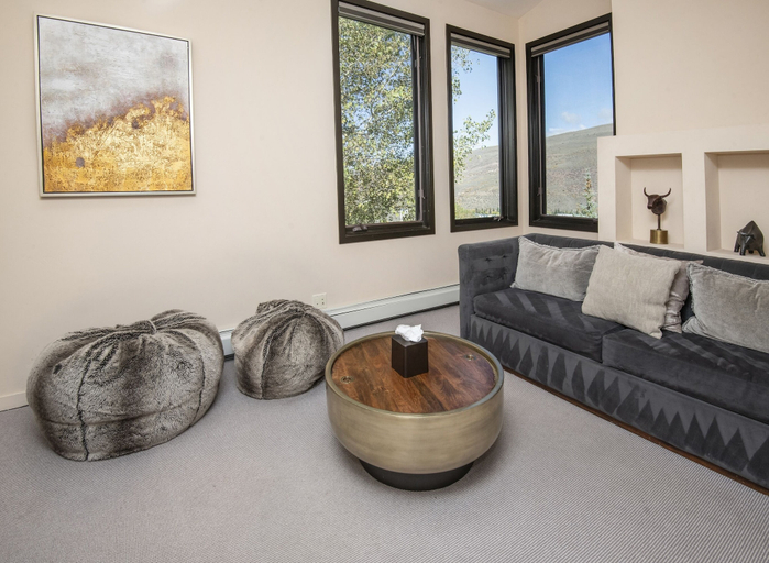 Living area 5, 814 Eagle Dr. 4 Bedroom Home by RedAwning, Eagle