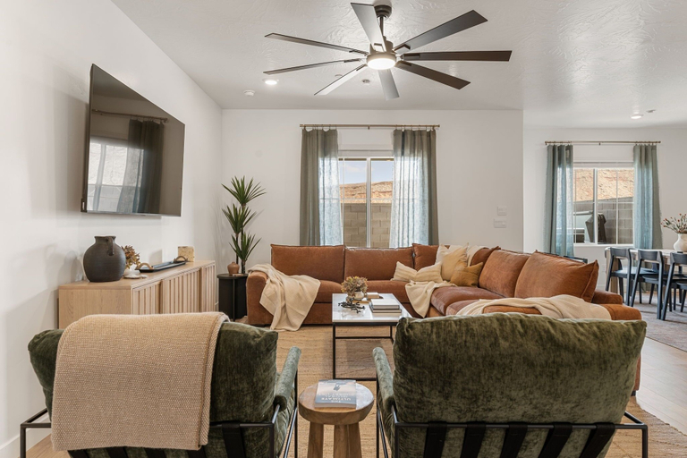 Living area 5, Red Haven 4 Bedroom Home, Washington