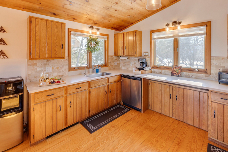 Private kitchen 4, Scenic White Mountains Retreat 4 Bedroom Home, Grafton