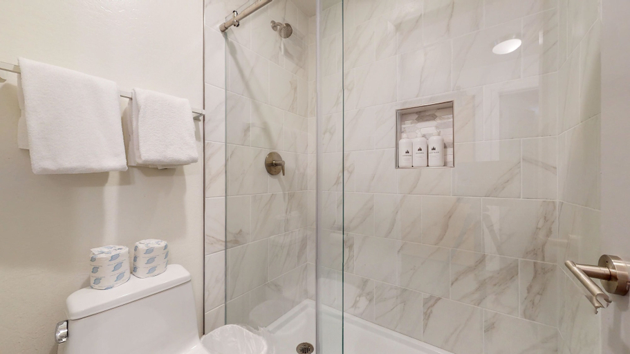 Bathroom 4, Chateau de Montagne 6 Pet-Friendly and Remodeled, On Shuttle Route by RedAwning, Mono
