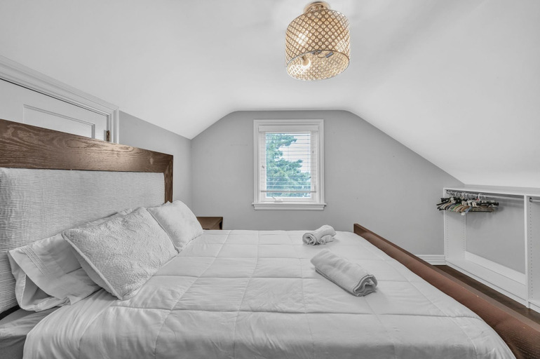 Room 3, Serene & Charming 5br Des Plaines Getaway 5 Bedroom Home by RedAwning, Cook
