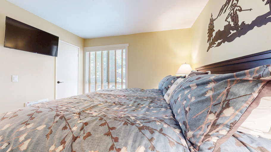 Room 2, Bigwood #30 2 Bedroom Condo, Mono
