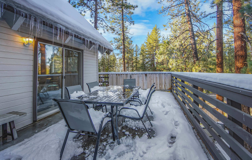 Outdoor dining 3, Zephyr Chalet Home for 8, Douglas