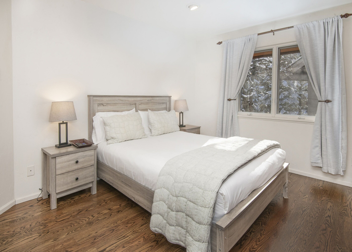 Room 5, 5025 Main Gore Place 4 Bedroom Condo by RedAwning, Eagle