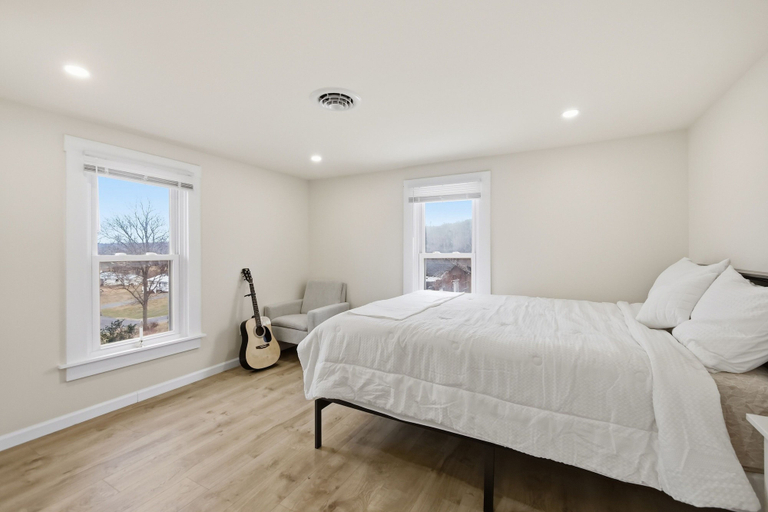 Room 2, Heishman Historic Hillside Home 4 Bedroom Home, Hardy