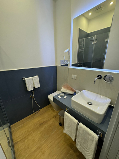 Bathroom 5, B&B Central Station, Palermo