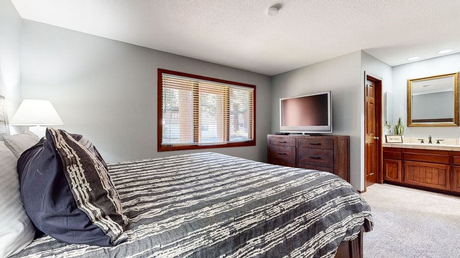 Room 4, Woodlands #11 3 Bedroom Condo by RedAwning, Mono