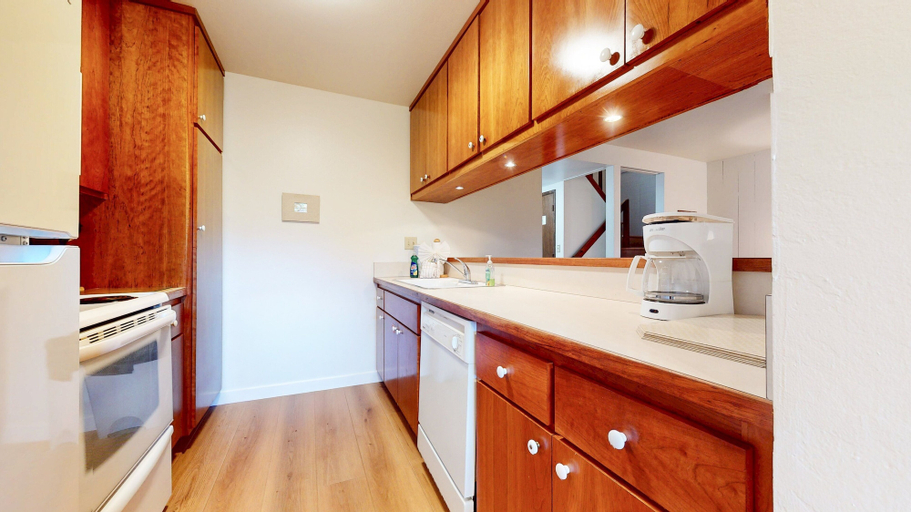 Private kitchen 3, Discovery 4 104 Pet-Friendly Rustic Mountain Cabin, Close to Canyon Lodge by RedAwning, Mono