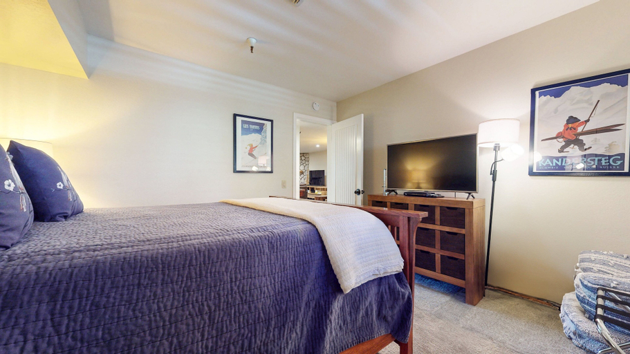 Room 4, Bridges #209 2 Bedroom Condo by RedAwning, Mono