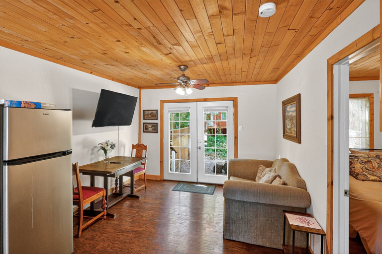 Living area, Rouge Cobb Mountain Hotel - Cabin 1, Lake