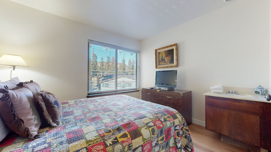 Room 2, Discovery 4 104 Pet-Friendly Rustic Mountain Cabin, Close to Canyon Lodge by RedAwning, Mono