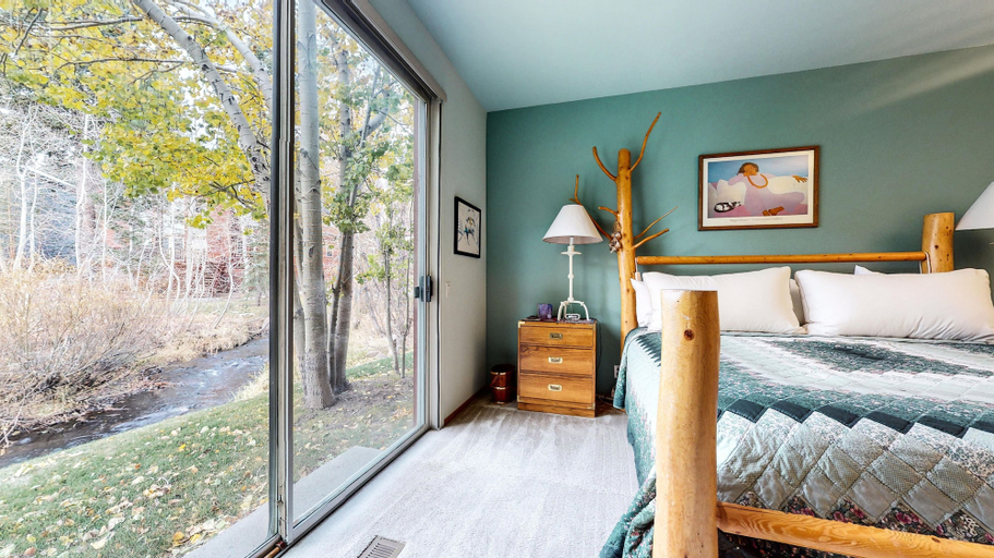 Room 5, Snowcreek Iv #545 3 Bedroom Condo, Mono