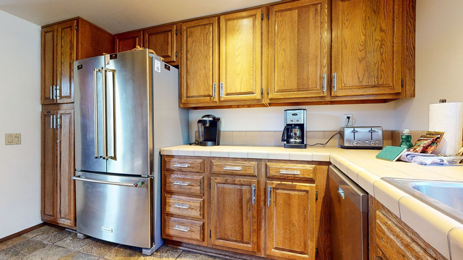 Private kitchen 5, Snowflower #75 3 Bedroom Condo by RedAwning, Mono