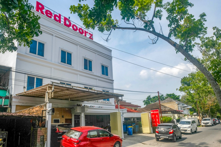 Exterior & Views 2, RedDoorz near Hermes Place Polonia Medan, Medan