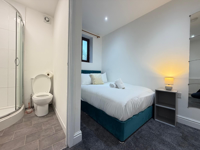 Room 5, Ensuite Rooms Near Heathrow, London