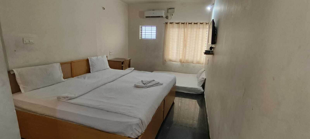 Room 5, Stayz Royale Mysuru - Near Mysuru Palace, Mysore