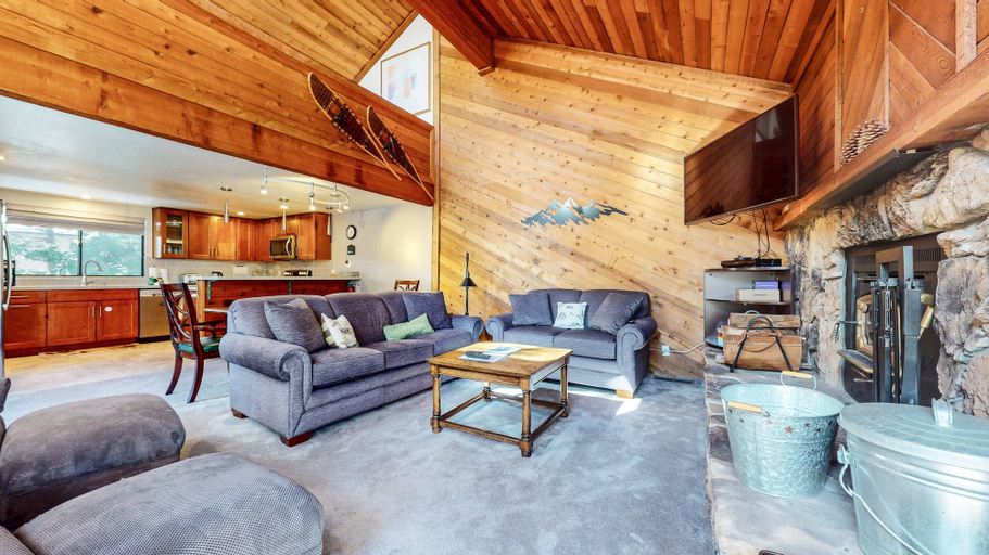 Living area 4, Mammoth Sierra Townhomes #38 3 Bedroom Condo, Mono
